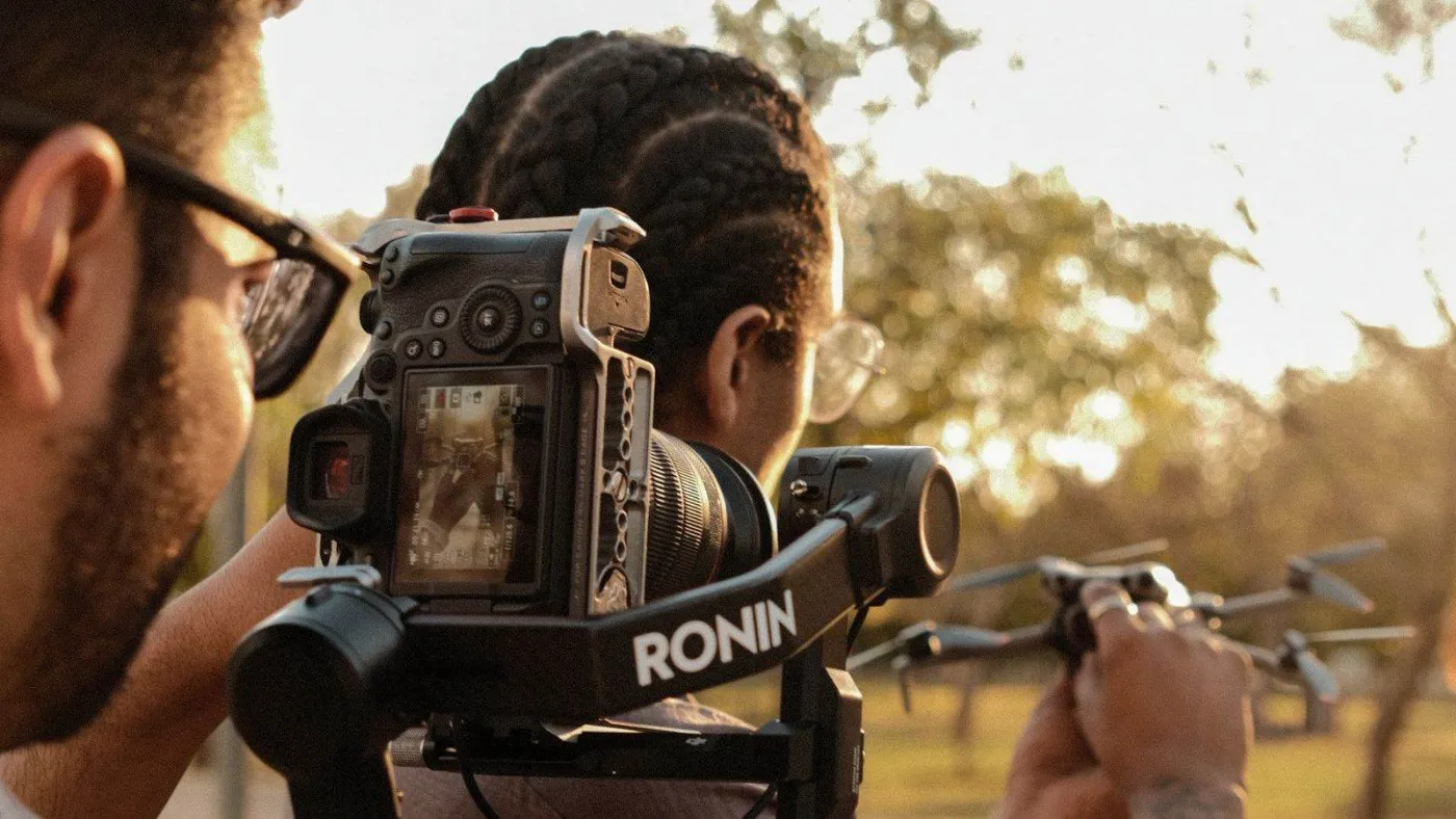 Deux vidéastes en tournage documentaire en extérieur