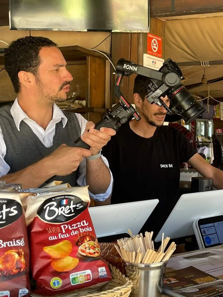 Axel Milon filmant au stabilisateur Ronin dans un bar de plage